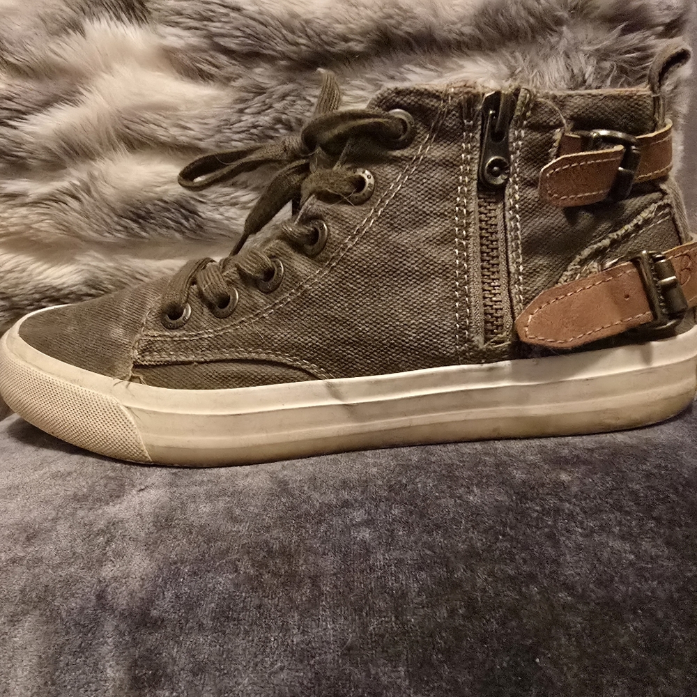 BLOWFISH hightop Sneakers Zip Open With Buckles. Sz 8